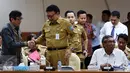 Menteri Hukum dan HAM, Yasonna Laoly (kiri) dan Menteri dalam Negeri Tjahjo Kumolo saat Rapat dengan Panitia Khusus Rancangan Undang-Undang (RUU) Penyelenggaraan Pemilu di Komplek Parlemen Senayan, Jakarta, Senin (13/2).(Liputan6.com/Johan Tallo)