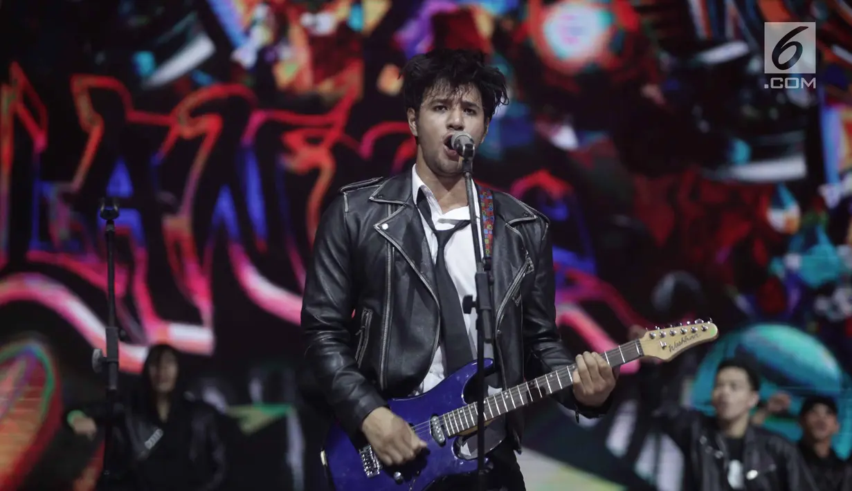 Aksi gitaris Band Anak Langit, Ammar Zoni saat tampil dalam acara SCTV Music Awards 2018 di Studio Emtek, Jakarta, Selasa (27/4). (Liputan6.com/Faizal Fanani)