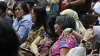 Kerabat mantan Dirut Pertamina Karen Agustiawan mengis saat mengikuti sidang pembacaan tuntutan di Pengadilan Tipikor, Jakarta, Senin(10/6/2019). Karen divonis 8 tahun penjara dan denda Rp 1 miliar subsider 4 bulan penjara atas korupsi investasi blok BMG di Australia. (Liputan6.com/Herman Zakharia)