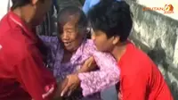 [VIDEO] Meski Sakit, Nenek Marsini Harus Digotong Terima BLSM