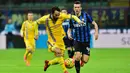 Striker Inter Milan, Ivan Perisic, berusaha menghentikan laju pemain Sampdoria, Mattia Cassani, dalam lanjutan Serie A Italia di Stadion Giuseppe Meazza, Milan, Minggu (21/2/2016). (AFP/Giuseppe Cacace)