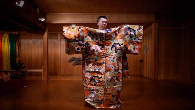 Kennosuke Nakamori berpose dengan kostum di Kamakura Noh Theatre, Kamakura, Prefektur Kanagawa, Jepang, 29 Juli 2020. Pandemi COVID-19 telah memengaruhi teater di seluruh dunia, termasuk drama yang diturunkan dari generasi ke generasi sejak abad ke-14 ini. (Philip FONG/AFP)