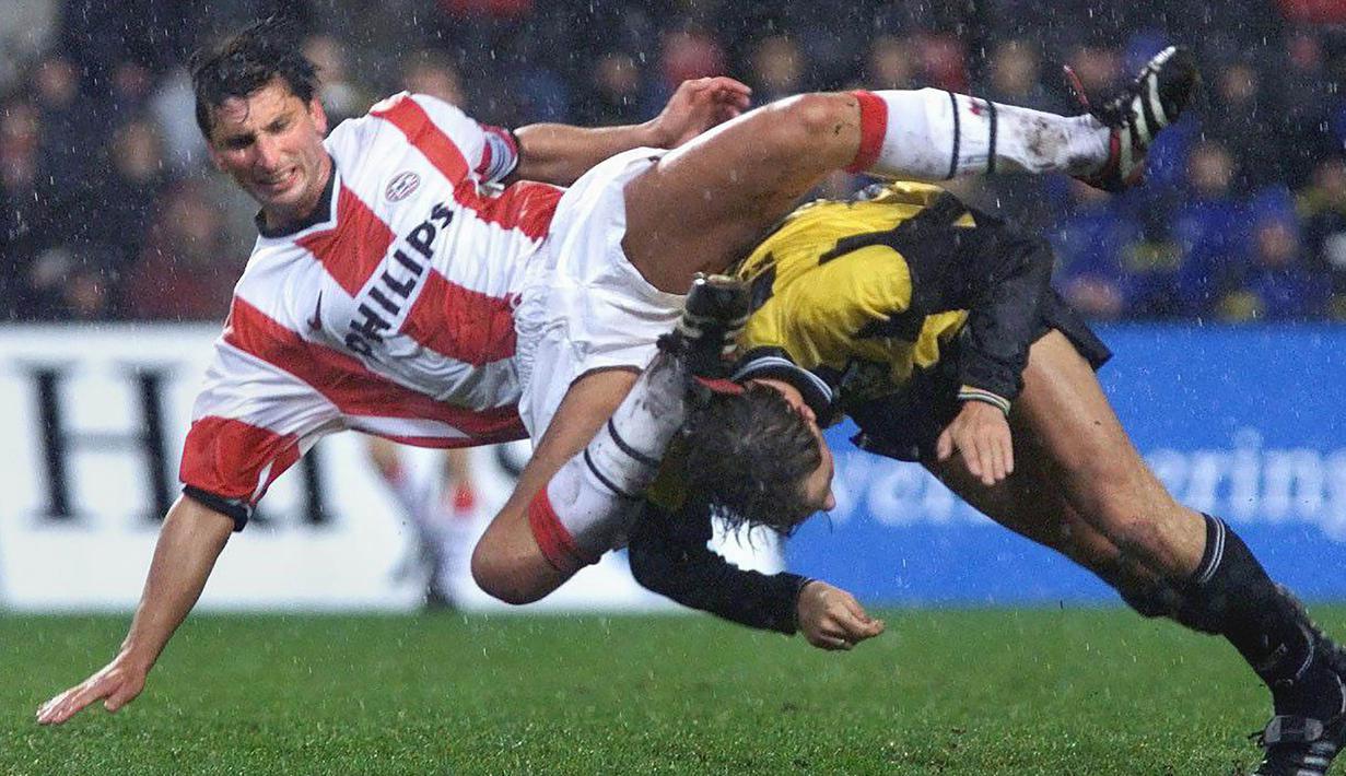 1. Luc Nilis *foto ilustrasi (Aston Villa) - Cedera retak tulang kaki ganda saat melawan Ipswich yang membuatnya harus pensiun dini. (AFP/Koen Suyk)