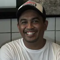 Setelah Cahaya dari Timur: Beta Maluku dan Filosofi Kopi, penyanyi Glenn Fredly ikut ambil bagian dalam film Surat dari Praha. Dalam film ini, Glenn mengeluarkan kemampuan terbaiknya.