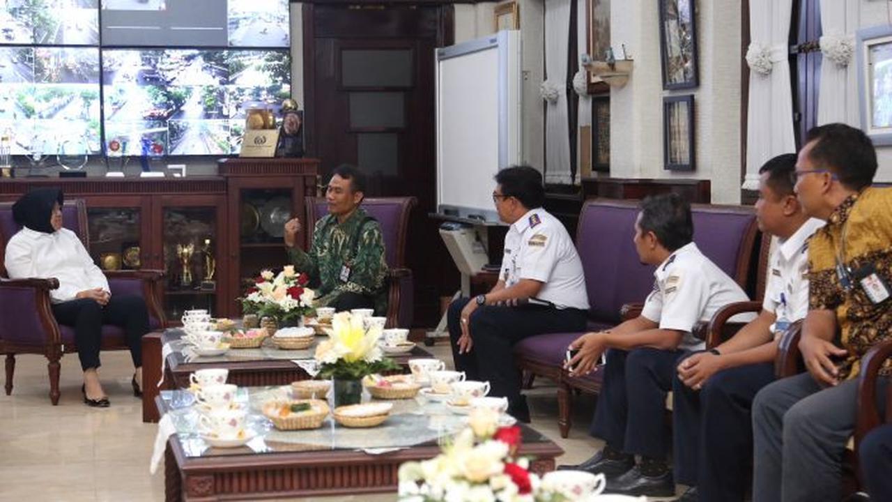Wali Kota Surabaya Tri Rismaharini menggelar audiensi bersama dengan Direktur Batam Aero Technic (BAT) I nyoman Rai Pering.