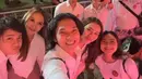 Rambut panjang Aaliyah pun dibiarkan terurai. Ia pun berfoto bersama rekan-rekan lainnya. [@ratuaulia22_]