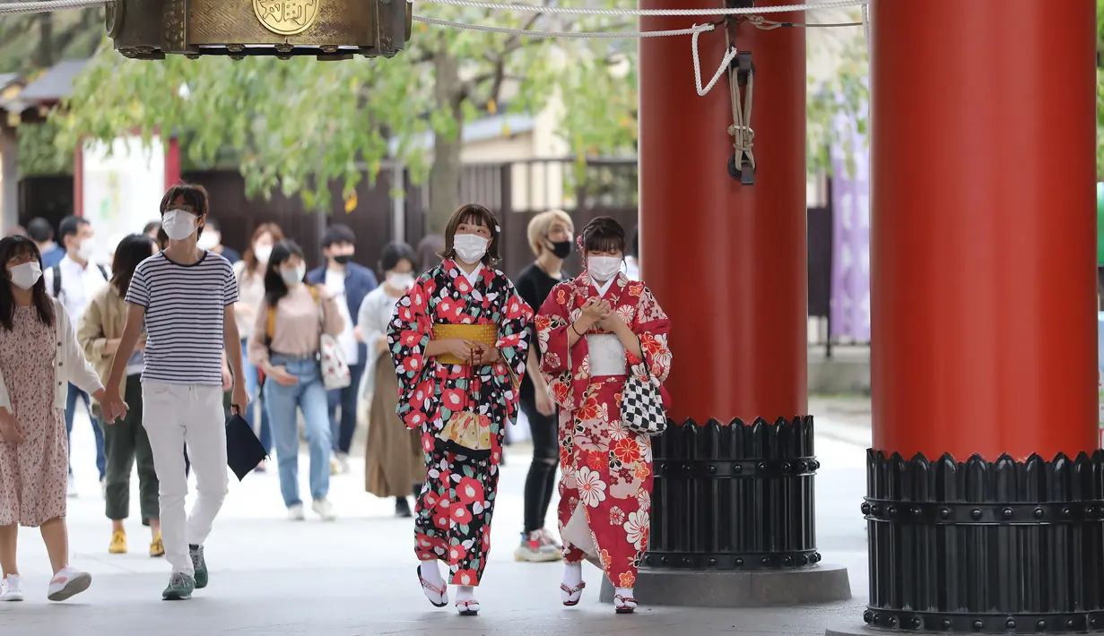 <p>Pengunjung terlihat di lokasi wisata Asakusa, Tokyo, Jepang, 4 Oktober 2020. Jepang memasukkan Tokyo dalam program subsidi perjalanan domestik yang disebut kampanye Go To Travel mulai 1 Oktober, setelah pada Juli lalu Tokyo tidak memenuhi syarat akibat lonjakan kasus COVID-19. (Xinhua/Du Xiaoyi)</p>