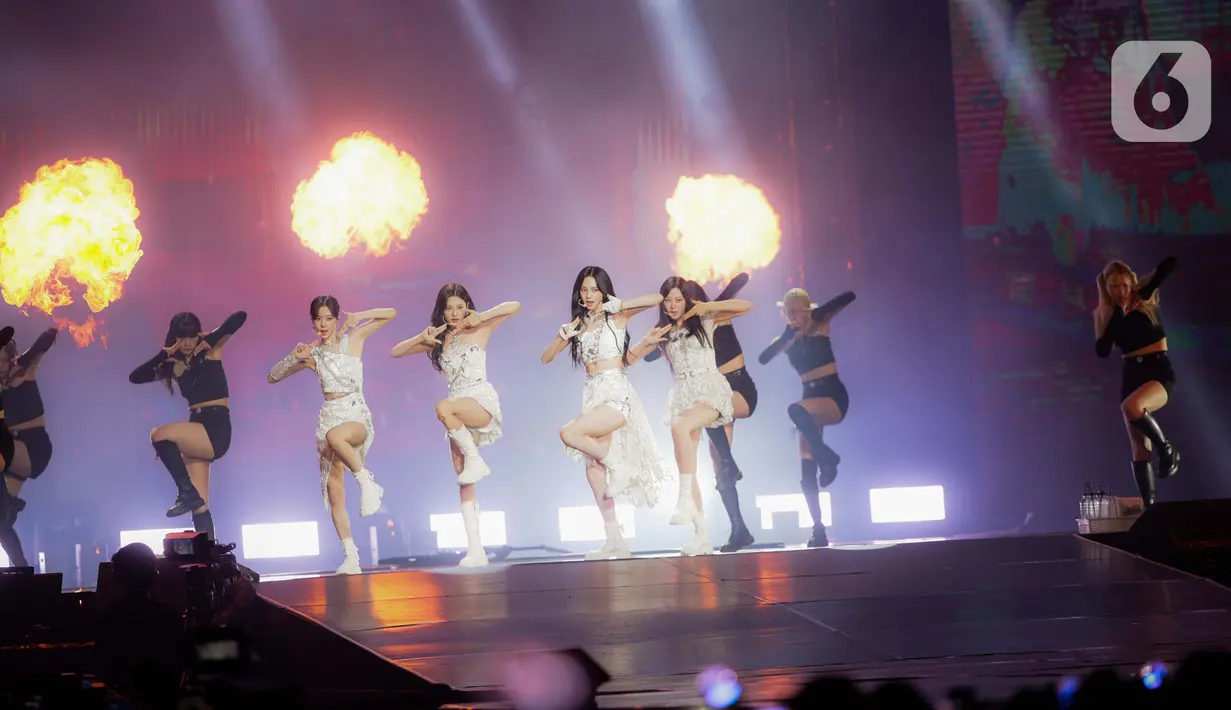 Grup idola wanita asal Korea Selatan aespa pecahkan konser perdananya “Synk: Hyper LINE in
Jakarta” dengan lagu pembuka “Girls.” (Liputan6.com/Faizal Fanani)