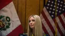 Ekspresi Ivanka Trump saat mengikuti pertemuan di pasar Bursa Saham Peru selama Pertemuan Bisnis Amerika III di Lima (12/4). Ivanka tampil cantik dengan busana biru bermotif kembang. (AFP Photo/Ernesto Benavides)