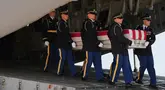 Tim pengangkut Angkatan Darat AS memindahkan peti jenazah berisi sisa-sisa tubuh Sersan Angel S. Rampersad di Pangkalan Angkatan Udara Dover, Delaware, Amerika Serikat,  Rabu, 22 Juli 2026. (AP Photo/Julia Demaree Nikhinson)