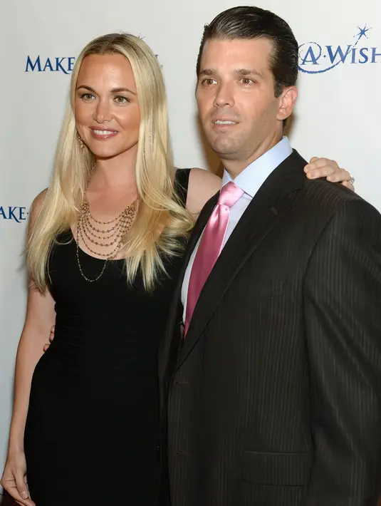 Vanessa Haydon dan Donald Trump Jr berpose menghadiri "An Evening of Wishes", Gala Ulang Tahun ke-30 Metro New York di Cipriani, Wall Street pada 13 Juni 2013 di New York City. (AFP Photo/Dimitrios Kambouris)