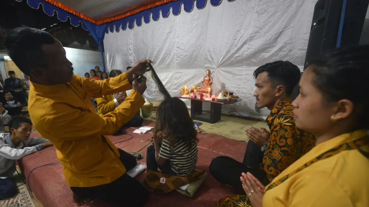 Mengintip Tradisi Cukur Rambut Gombak Keberagaman ala Buddhis