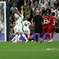 Pemain Tottenham bersorak gembira merayakan gol ke gawang Liverpool (AFP)