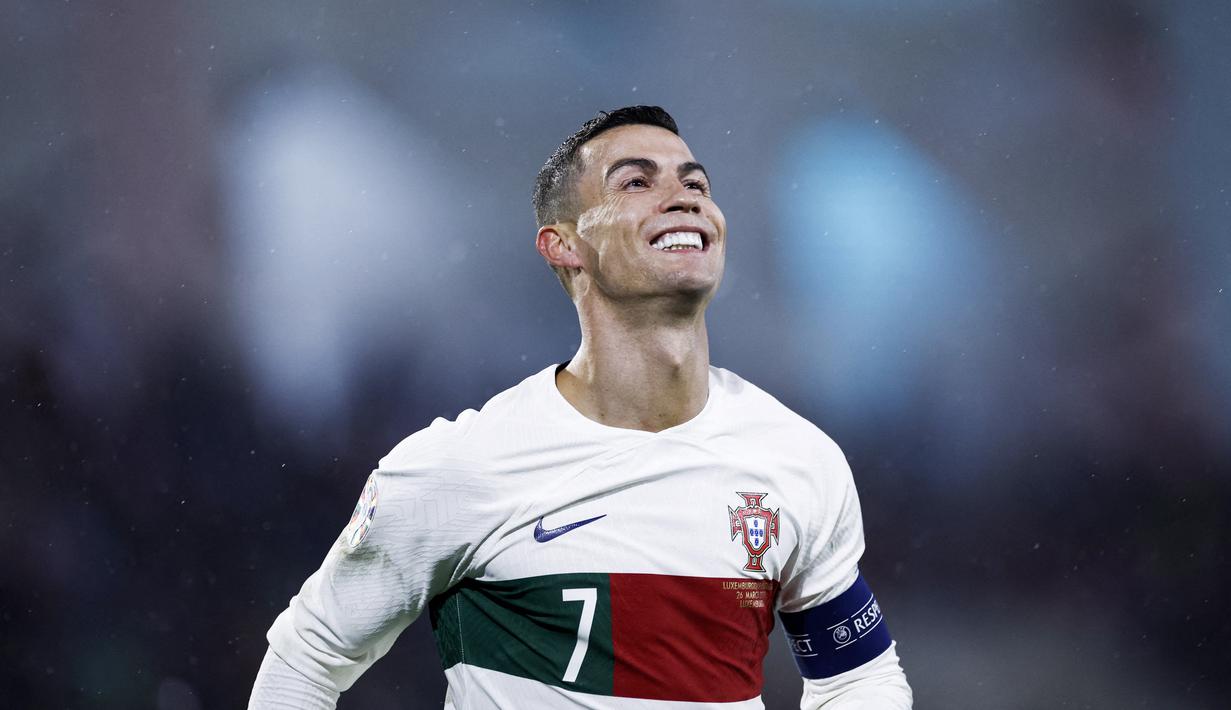 Pemain Portugal, Cristiano Ronaldo, melakukan selebrasi setelah mencetak gol ke gawang Luksemburg pada laga Kualifikasi Euro 2024 di Stade de Luxembourg, (26/3/2023). Pemain berusia 38 tahun ini telah mengoleksi empat gol. Masing-masing dua gol saat membantu timnas Portugal menang 4-0 atas Liechtenstein dan 6-0 atas Luksemburg. (AFP/Kenzo Tribouillard)