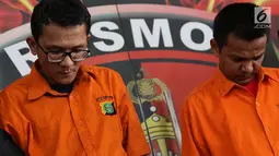 Tersangka pencurian dan pembunuhan sadis terhadap Jeanne Setyadi (78) tertunduk di Polda Metro Jaya, Jakarta, Kamis (26/7). Kasus ini terungkap setelah polisi menangkap MIF yang menjadi eksekutor. (Liputan6.com/Immanuel Antonius)