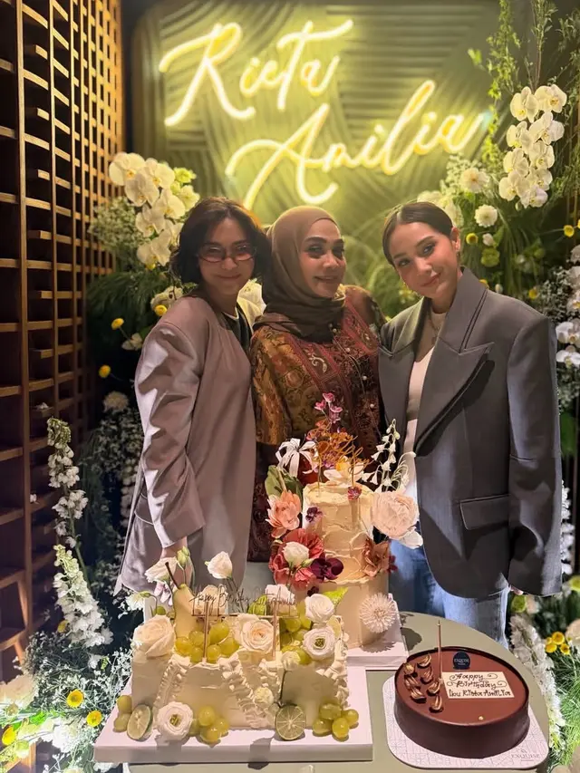 Caca Tengker saat Rayakan Ulang Tahun Ibunnya, Rieta Amilia ke-64. [@rieta_amilia]