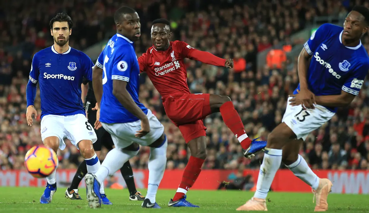 Gelandang Liverpool, Naby Keita menendang bola dari kawalan para pemain Everton selama bertanding pada lanjutan Liga Inggris di Anfield Stadium (2/12). Liverpool menang tipis 1-0 atas Everton. (AP Photo / Jon Super)