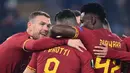 Para pemain AS Roma merayakan gol yang dicetak Edin Dzeko ke gawang Wolfsberg pada laga Liga Europa di Stadion Olimpico, Roma, Rabu (12/12). Kedua klub bermain imbang 2-2. (AFP/Filippo Monteforte)