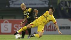 Gelandang Bhayangkara FC, Lee Yoo-joon, berebut bola dengan bek Barito Putera, Ronny Beroperay, pada laga Liga 1 2019 di Stadion Patriot, Bekasi, Selasa (29/5). Bhayangkara menang 4-2 atas Barito. (Bola.com/Yoppy Renato)