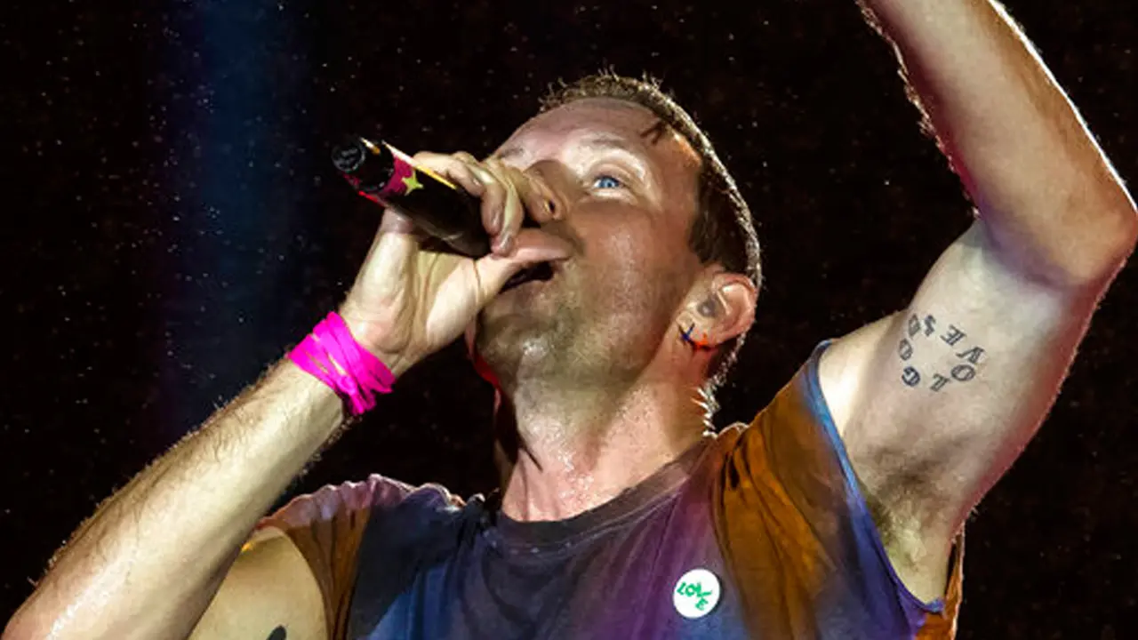 Aksi Chris Martin Saat Coldplay Meriahkan Panggung Rock in Rio 2022
