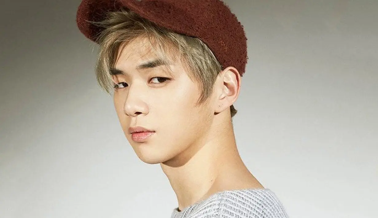 "Sejak muda memang Kang Daniel punya lutut yang kurang baik karena ia berlatih menari dengan gigih," lanjutnya. (Foto: Allkpop.com)