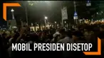 Beberapa demonstran coba menghentikan mobil Presiden Jokowi di sekitar istana. Beruntung, Jokowi bersedia berhenti dan berdialog.