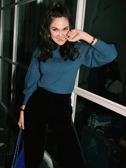 Meski tidak memahami soal kebenaran hubungan Pevita dan Ariel, namun Luna tampak bahagia dan mengatakan bahwa keduanya cocok-cocok saja.  (Instagram/lunamaya)