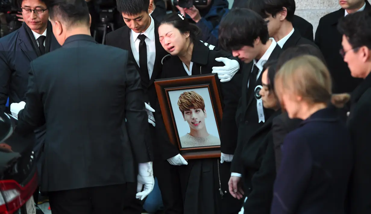 Para penggemar tampaknya merasa lega, setelah mereka melihat Onew dan personel SHINee lainnya tetap kuat setelah meninggalnya Jonghyun. (JUNG Yeon-Je/AFP)