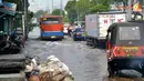 Warga sekitar meleetakkan tumpukkan karung untuk menandai lubang-lubang dalam yang banyak terdapat di sepanjang lajur jalan (Liputan6.com/Panji Diksana)