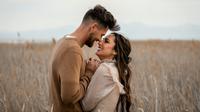 For a Pisces woman, Cancer offers emotional safety and nurturing love. (Photo: Micah & Sammie Chaffin/Unsplash)