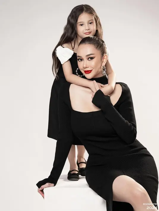 Hidup berdua, Aura Kasih dengan senyum lembut dan Arabella yang terlihat ceria menunjukkan kehangatan dan kedekatan antara ibu dan anak ini. Mereka sering melakukan sesi pemotretan yang kompak ala ibu dan anak. (Liputan6.com/IG/@aurakasih)