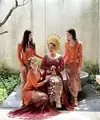 Amanda pun mengenakan kebaya warna orange seperti bridesmaid lainnya. Ia pun terlihat begitu anggun. [@sanggarnaninfadlan]