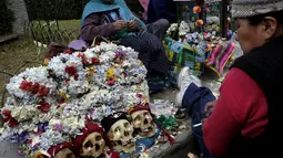 Tengkorak  diletakkan dilantai selama upacara Dia de las natitas atau hari tengkorak di pemakaman Umum La Paz, Bolivia, Minggu (8/11/2015).  Mereka meyakini tengkorak - tengkorak tersebut akan membawa keberuntungan di masa depan. (REUTERS/David Mercado)