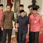 Mantan  Presiden Ke-3 RI Baharuddin Jusuf Habibie didampingi Presiden Joko Widodo berjalan keluar usai makan siang di Istana Merdeka, Jakarta, Selasa (13/10/2015). (Liputan6.com/Faizal Fanani)