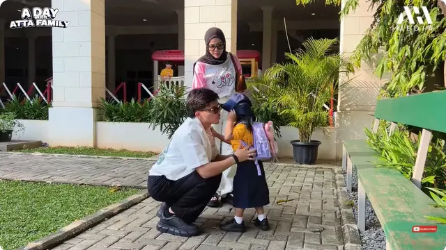 6 Detail Outfit Kasual Aurel Hermansyah Antar Ameena di Hari Pertama Sekolah