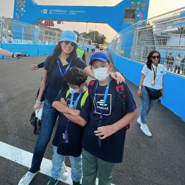 Marcella Zalianty nonton Formula E 2022 di Jakarta (Foto: Instagram @marcella.zalianty)