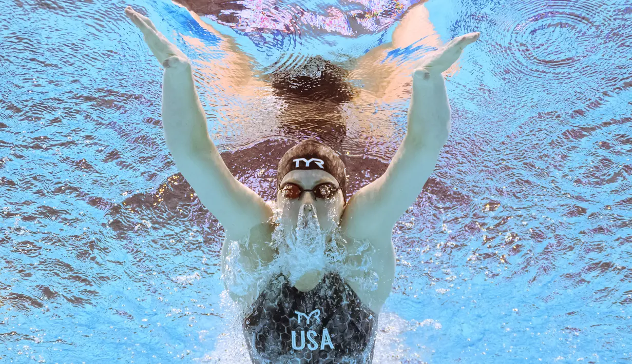 Perenang Amerika Serikat, Lilly King, saat beraksi pada ajang World Aquatics Championships di Budapest, Hungaria, Rabu (22/6/2022). (AFP/François-Xavier Marit)
