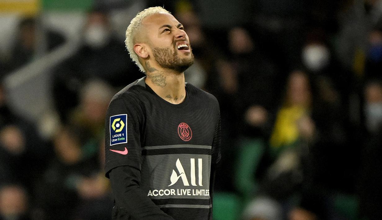 Comeback Neymar usai pulih dari cedera di pekan ke-25 Liga Prancis menghadapi tuan rumah Nantes, Sabtu (19/2/2022) berbuah hasil minor. Meski menyumbang 1 gol, Neymar menyia-nyiakan sebuah eksekusi penalti yang berujung kekalahan 1-3. (AFP/Loic Venance)