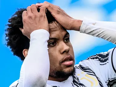 Gelandang Juventus, Weston McKennie, tampak kecewa usai ditaklukkan Atalanta pada laga Liga Italia di Stadion Atleti Azzurri d'Italia, Minggu (18/4/2021). Atalanta menang dengan skor 1-0. (AFP/Marco Bertorello)