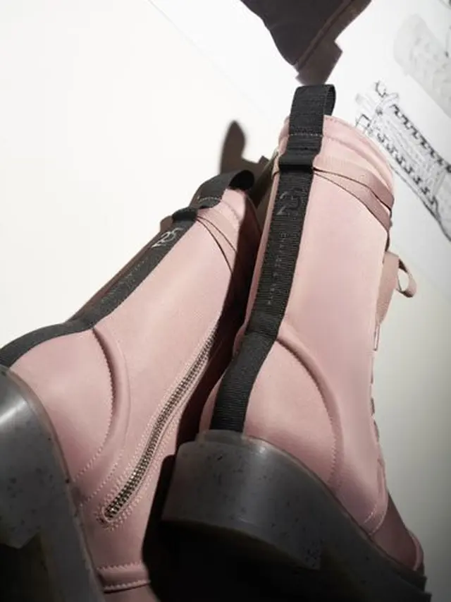 Sepatu Charles & Keith daur ulang