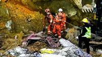 Tim penyelamat bekerja di lokasi tanah longsor di Bijie, Provinsi Guizhou, China barat daya, pada 4 Januari 2022. (Xinhua/Yang Wenbin)