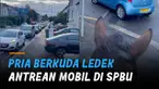Dengan mengendarai kuda, pria tersebut bernyanyi dan meledek antrean mobil di SPBU.