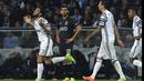 Selebrasi Dani Alves (kiri) usai mencetak gol kemenangan untuk timnnya saat melawan FC Porto pada babak 16 besar Liga Champions di Dragao stadium, Porto, (22/2/2017). (AP/Paulo Duarte)