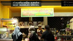 Pengunjung antre membeli makanan bernuansa melayu di Mini Plaza Ramkhamhaen 59, Bangkok Thailand, Jumat (16/12). Menu makanan bernuansa islami tersebut dijual dikisaran 40 hingga 50 bath atau setara Rp 18.000,-. (Liputan6.com/Helmi Fithriansyah)