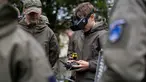 Seorang mahasiswa bernama Bartosz Ladocha mengenakan kacamata khusus untuk mengendalikan drone FPV (first-person-view) saat mengikuti kursus drone di Sekolah Militer, Legnica, Polandia Barat, pada 8 Oktober 2025. (Wojtek RADWANSKI/AFP)