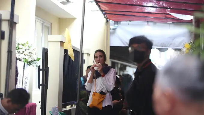 Luna Maya Melayat Ibu Maxime