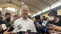 Calon presiden nomor urut tiga Ganjar Pranowo menerima dukungan dari Asosiasi Pedagang Mie dan Bakso (APMISO)&nbsp;di GOR Satria, Plombokan, Semarang, Jawa Tengah, Senin (1/1/2024). (Liputan6.com/Ady Anugrahadi)
