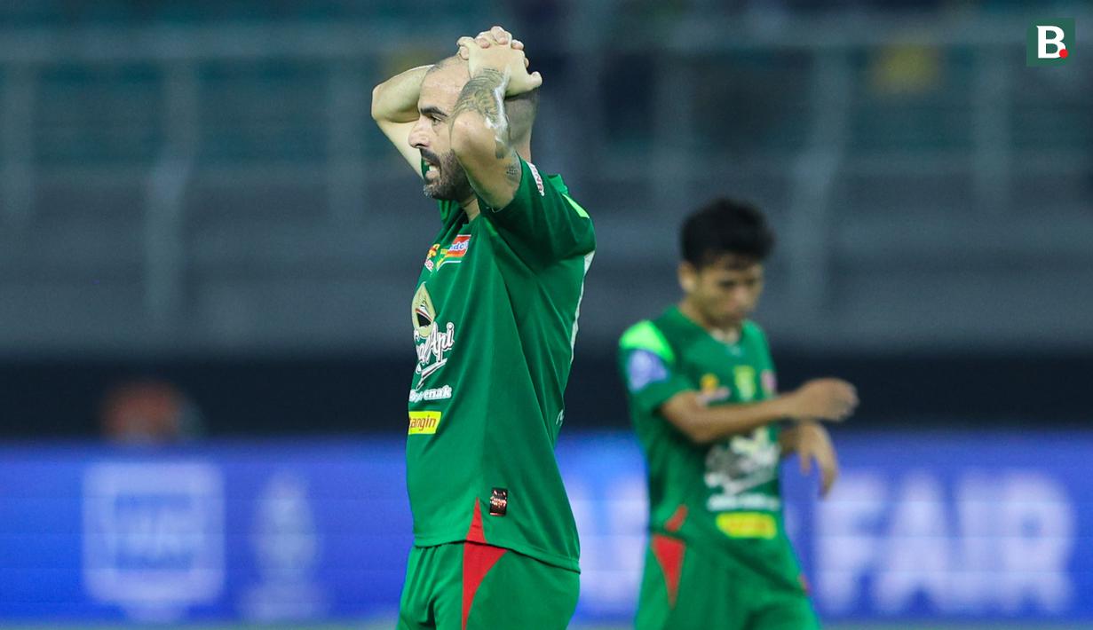 Pemain Persebaya Surabaya, Milos Raickovic, tampak kecewa setelah ditaklukkan Madura United pada lanjutan BRI Super League 2025/2026 di Stadion Gelora Bung Tomo Jumat (17/4/2026). (Bola.com/M Iqbal Ichsan)