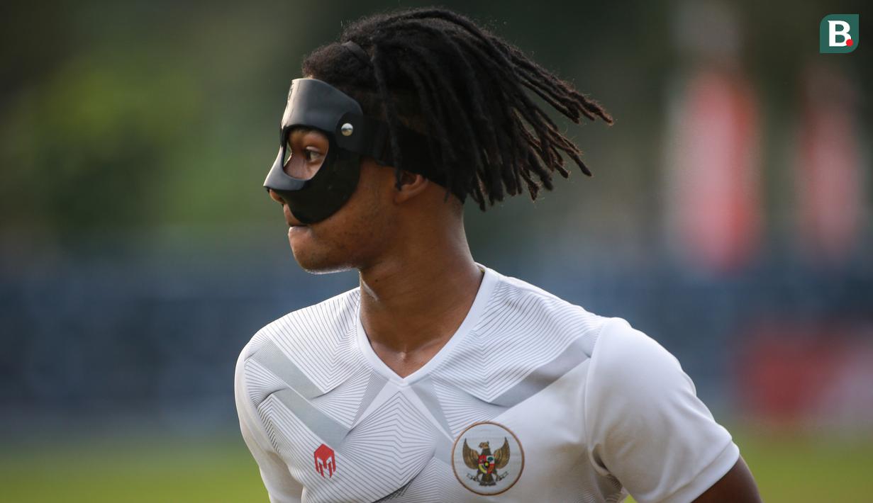 <p>Pemain Timnas Indonesia U-20, Ronaldo Kwateh saat latihan persiapan Kualifikasi Piala Asia U-20 2023 yang berlangsung di Lapangan A Gelora Bung Karno, Jakarta, Selasa (30/08/2022). (Bola.com/Bagaskara Lazuardi)</p>