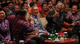 Xanana Gusmao dan Try Sutrisno terlihat tertawa saat menghadiri acara Supermentor-6: Leaders, Jakarta, Minggu (17/5/2015). Empat tokoh negarawan berbagi pengalamannya dalam rangka menyambut Hari Kebangkitan Nasional ke-107 (Liputan6.com/Faizal Fanani)